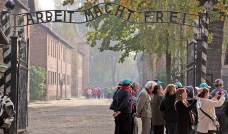 Das Tor zum Stammlager »Auschwitz I« heute: Die Erklärungen der ...