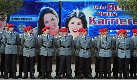 Bundeswehrsoldaten vor einer Werbewand im thüringischen Sondersh... Bundeswehrsoldaten vor einer Werbewand im thüringischen Sondersh...