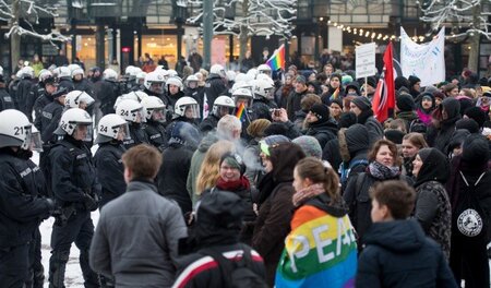 Hart durchgegriffen: Polizeieinsatz gegen Protestierende am Sonn... Hart durchgegriffen: Polizeieinsatz gegen Protestierende am Sonn...