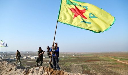 YPG-Kämpfer feiern auf einem Hügel bei Kobani ihren Sieg über di...