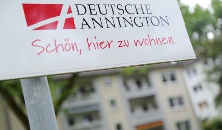 Werbung ist selten Wirklichkeit: Informationsschild an einer Ann... Werbung ist selten Wirklichkeit: Informationsschild an einer Ann...