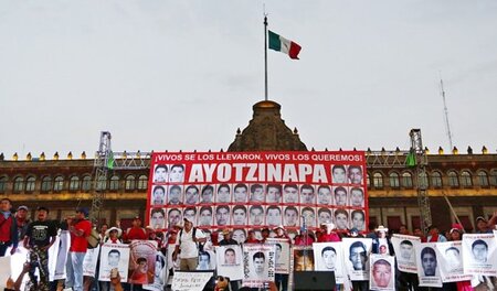 Vor dem Nationalpalast in Mexiko-Stadt hielten Angehörige bei de... Vor dem Nationalpalast in Mexiko-Stadt hielten Angehörige bei de...