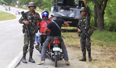 Philippinische Soldaten am Dienstag an einem Kontrollpunkt auf d... Philippinische Soldaten am Dienstag an einem Kontrollpunkt auf d...