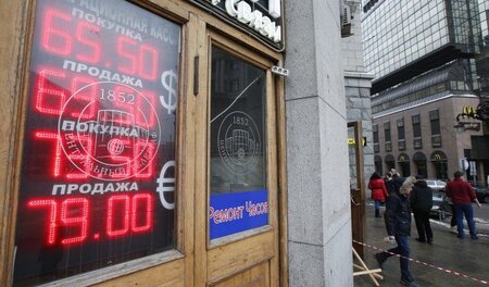 Wechselstube in Moskau: Westliche Wirtschaftssanktionen, Ölpreis... Wechselstube in Moskau: Westliche Wirtschaftssanktionen, Ölpreis...