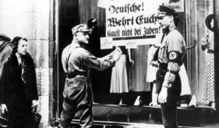 SA-Leute in Aktion: Geschäfte von Juden wurden geplündert, Priva...