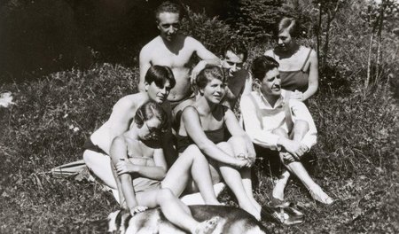 Badespaß um 1925: Pepa Kramer, Mädi Olfen, Wilhelm Reich, Siegfr... Badespaß um 1925: Pepa Kramer, Mädi Olfen, Wilhelm Reich, Siegfr...