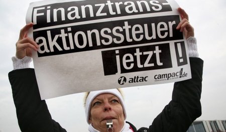 Protsetaktion von ATTAC in Berlin 2011: Seit langem kämpfen enga... Protsetaktion von ATTAC in Berlin 2011: Seit langem kämpfen enga...