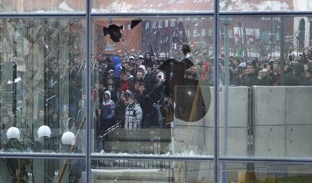 Spur der Gewalt: Nach Ausschreitungen zerstörtes Regierungsgebäu... Spur der Gewalt: Nach Ausschreitungen zerstörtes Regierungsgebäu...