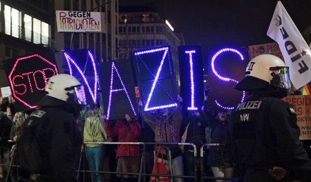 Stop Nazis: Proteste gegen den Düsseldorfer »Pegida«-Ableger am ...