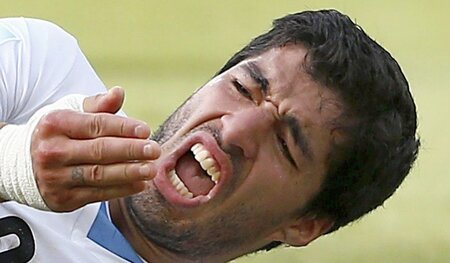 Damit Sie auch morgen gut zubeissen können: 2014 war Luis Suarez... Damit Sie auch morgen gut zubeissen können: 2014 war Luis Suarez...