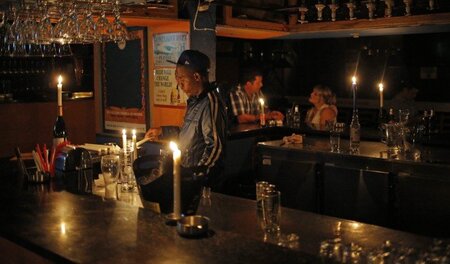 Trinken bei Kerzenlich am 8. Dezember in einer Johannesburger Ba... Trinken bei Kerzenlich am 8. Dezember in einer Johannesburger Ba...