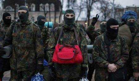 Neue Freiwillige für das rechte Azow-Batallion: Sie sollen zukün... Neue Freiwillige für das rechte Azow-Batallion: Sie sollen zukün...