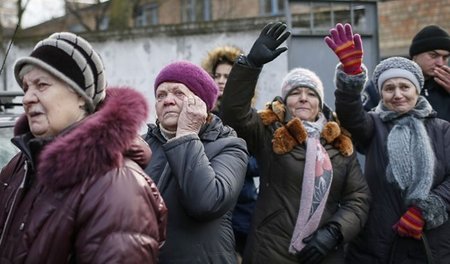 Bangen um ihre Männer und Söhne: Ukrainerinnen bei der Verabschi...