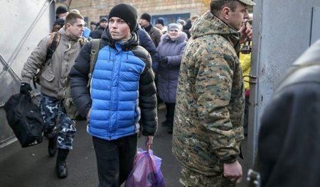 Kiew macht mobil: 100.000 Mann sollen im Donbass kämpfen, doch v...