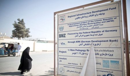 Stolze Aufbauhelfer: 2013 prangte im afghanischen Kundus noch da...
