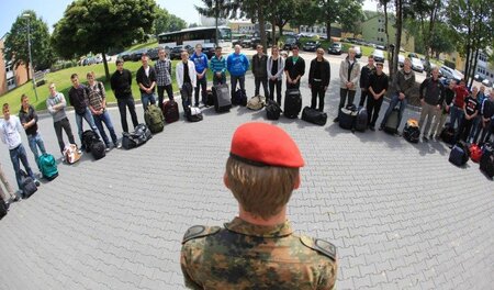 Freiwillig Wehrdienstleistende rücken in die Hunsrück-Kaserne in...