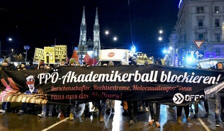 Fronttransparent bei der Demonstration gegen den »Akademikerball... Fronttransparent bei der Demonstration gegen den »Akademikerball...