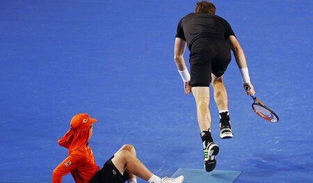 Es geht bergab: Murray stolpert (über einen Balljungen) Es geht bergab: Murray stolpert (über einen Balljungen)
