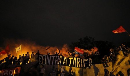 Auf der Demonstration in São Paulo richteten sich die Protestier... Auf der Demonstration in São Paulo richteten sich die Protestier...