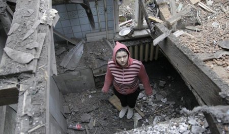 Opfer der von den USA forcierten Aggression Kiews: Eine Frau am ...