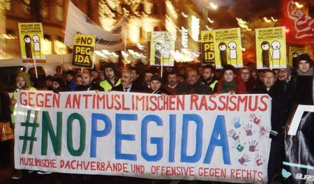 Deutliche Mehrheit: Tausende Menschen demonstrierten am Montag i... Deutliche Mehrheit: Tausende Menschen demonstrierten am Montag i...