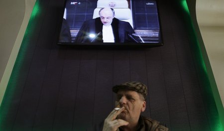Übertragung aus Den Haag: Zuschauer in Vukovar verfolgte am Dien... Übertragung aus Den Haag: Zuschauer in Vukovar verfolgte am Dien...