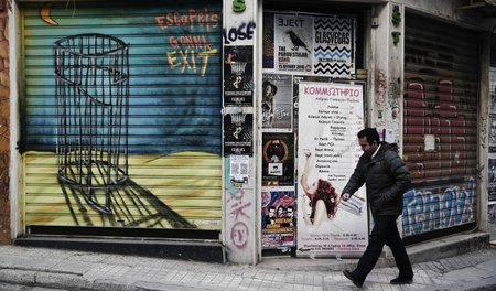 Endlich den Schuldenkäfig verlassen: Graffiti in Athen symbolisi...