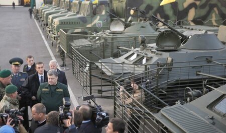 Der ukrainische Präsident Petro Poroschenko bei der Inspektion v... Der ukrainische Präsident Petro Poroschenko bei der Inspektion v...
