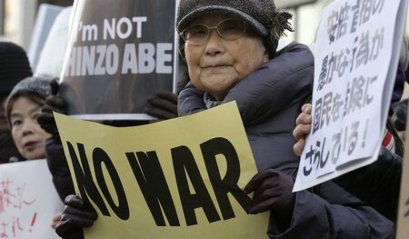»Ich bin nicht Shinzo Abe«: Demonstration gegen die Militarisier...