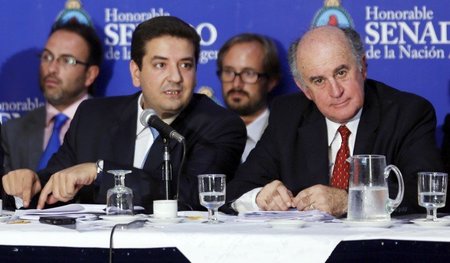 Geheimdienstchef Oscar Parrilli (r.) und sein Stellvertreter Jua...