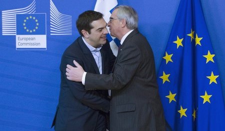 Die Umarmung fiel noch ein wenig steif aus: Newcomer Tsipras und...
