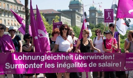 Obwohl rechtlich verankert müssen Frauen in der Schweiz für tats...