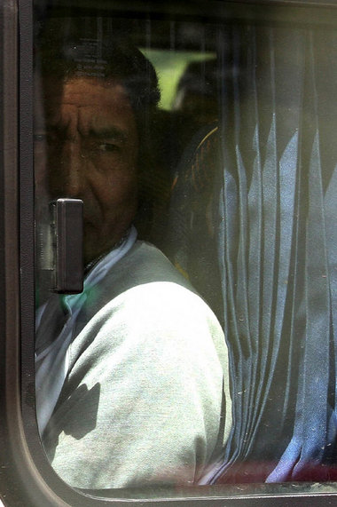 Zwangsverlegung per Bus: Guerillero der FARC