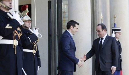 Zaghafter Handschlag: François Hollande begrüßte Alexis Tsipras ...