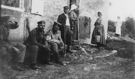 Karl Liebknecht (mit Armbinde) 1915 als Soldat: Von seinen recht...
