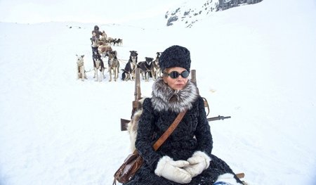 Binoche auf den Weg zu einem imaginären Ort eines Schneewesterns