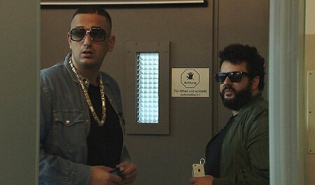 Haftbefehl und Oliver Polak touren durch Offenbach und Frankfurt...