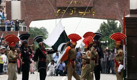 Provokatives Ritual: Indische Soldaten an der Grenze zu Pakistan...