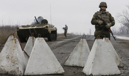 Ukrainische Straßensperre: Kiewtreue Soldaten nahe der umkämpfte...