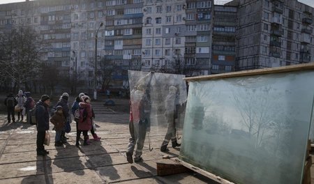 Mariupol, 3. Februar: Neue Fenster für eine Schule, die von Gran...