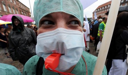 Pflegenotstand beginnt bei schlechter Bezahlung. Proteste von Kl... Pflegenotstand beginnt bei schlechter Bezahlung. Proteste von Kl...