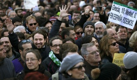 Madrid, 31. Januar: Podemos-Chef Pablo Iglesias (l.) winkt bei d...