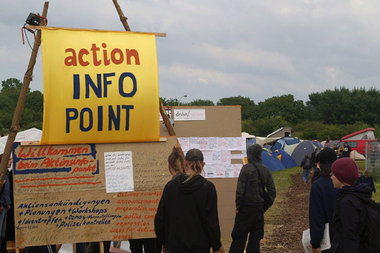 Info-Point im Camp Reddelich, wo einige Tausend Demonstranten un