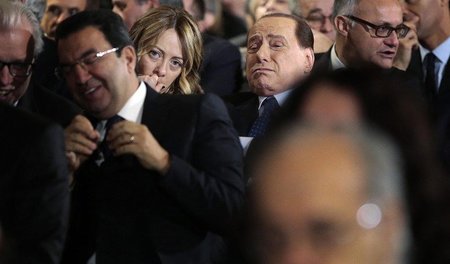 Silvio Berlusconi bei der Vereidigung des neuen Präsidenten Serg... Silvio Berlusconi bei der Vereidigung des neuen Präsidenten Serg...