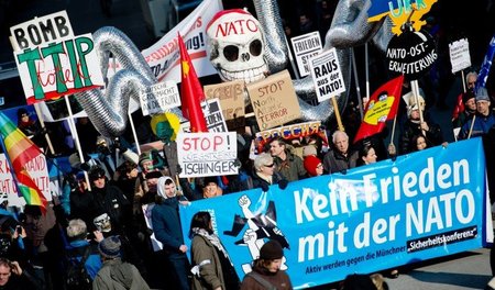 Kein Frieden mit NATO und »Siko«: Proteste gegen das Schaulaufen...