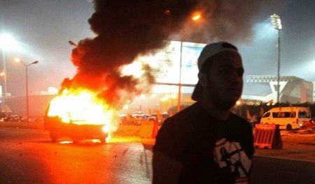 Nach Angriffen auf Zamalek-Fans: Brennendes Polizeiauto nahe des...