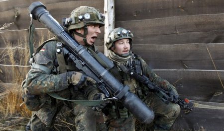 Ganz schön laut hier: Bundeswehrsoldaten mit Panzerfaust werden ...