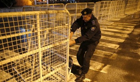 Vorbereitung für den ausgebliebenen Protest: Polizist in Zenica ...