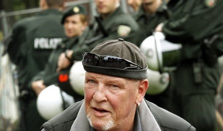 Siegfried Borchardt, Mitglied der Partei »Die Rechte«, wartet am...