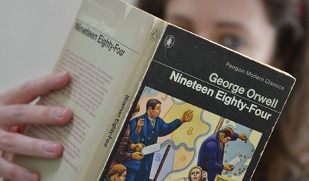 George Orwells Zukunftsroman »1984« ist heute ein literarischer ...